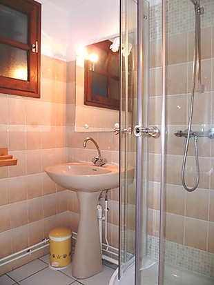 salle de bain cabine douche grand angle