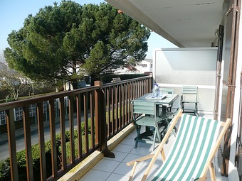 balcon terrasse vue sur un parc arboré